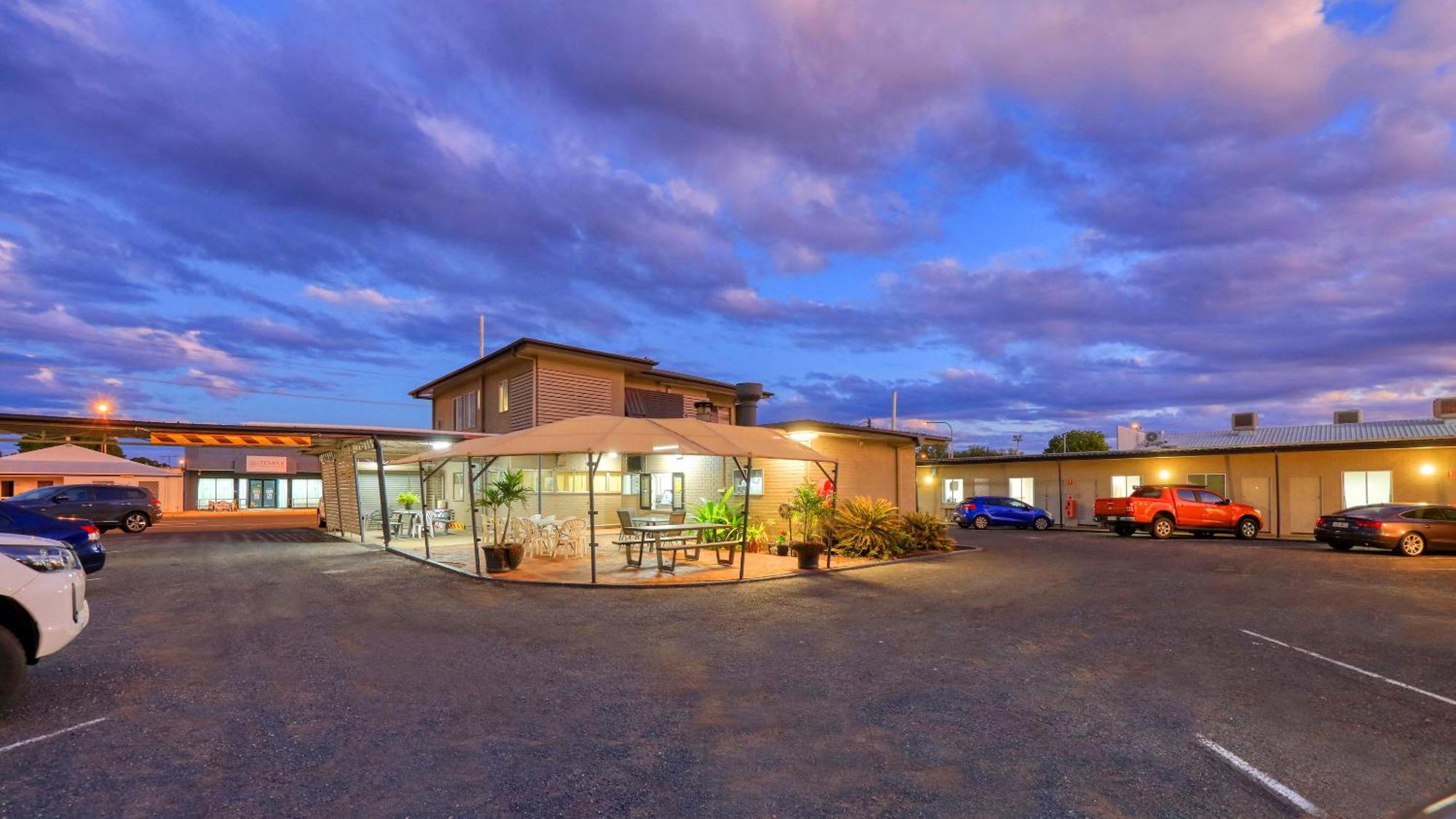 Motel 707 Emerald Esterno foto